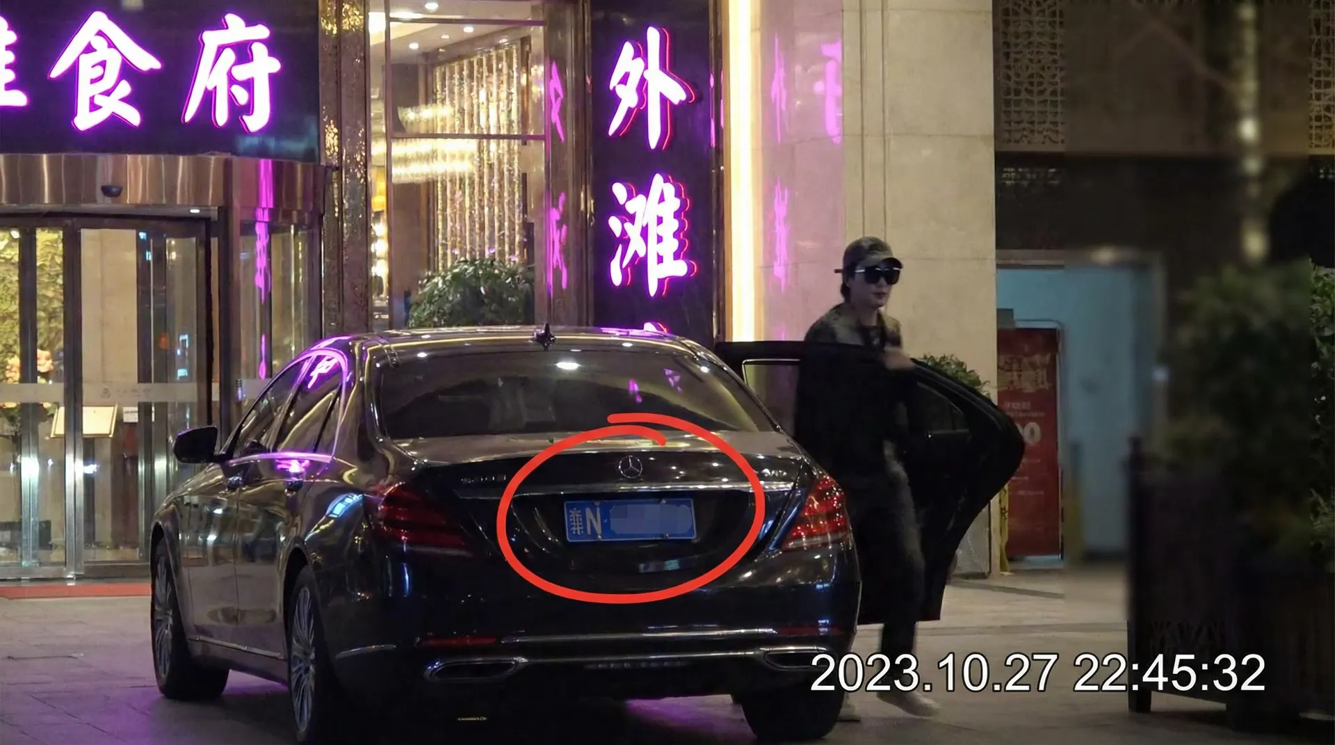 抖阳-高清视频|视频资源 - 豪车餐厅外被拍